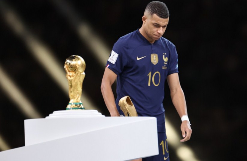 Chiếc giày vàng World Cup năm 2022 xướng tên cầu thủ Mbappe